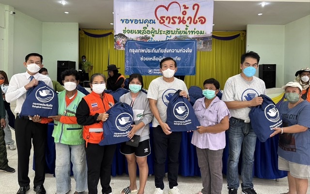 กรุงเทพประกันภัยเร่งช่วยเหลือผู้ประสบอุทกภัยที่จังหวัดอ่างทอง