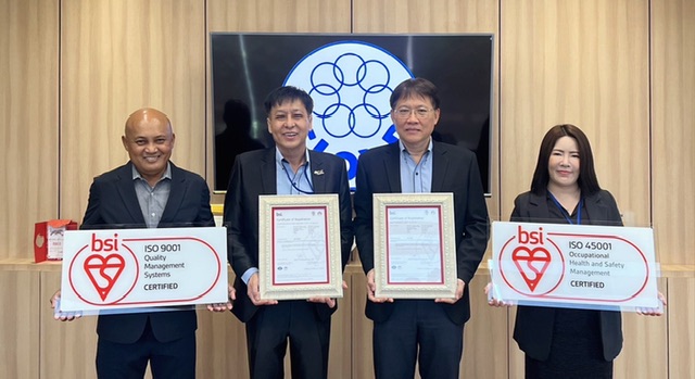 FLOYD สุดปลื้มรับ ISO45001:2018 และ ISO 9001:2005   นายทศพร จิตตวีระ (ที่ 2 จากซ้าย) กรรมการผู้จัดการ และนายอภิรัช เมืองเกษม (ที่ 2 จากขวา) รองกรรมการผู้จัดการ บริษัท ฟลอยด์ จำกัด (มหาชน) หรือ FLOYD ร่วมถ่ายภาพฉลองความสำเร็จ ที่บริษัทฯได้รับการรับรอง