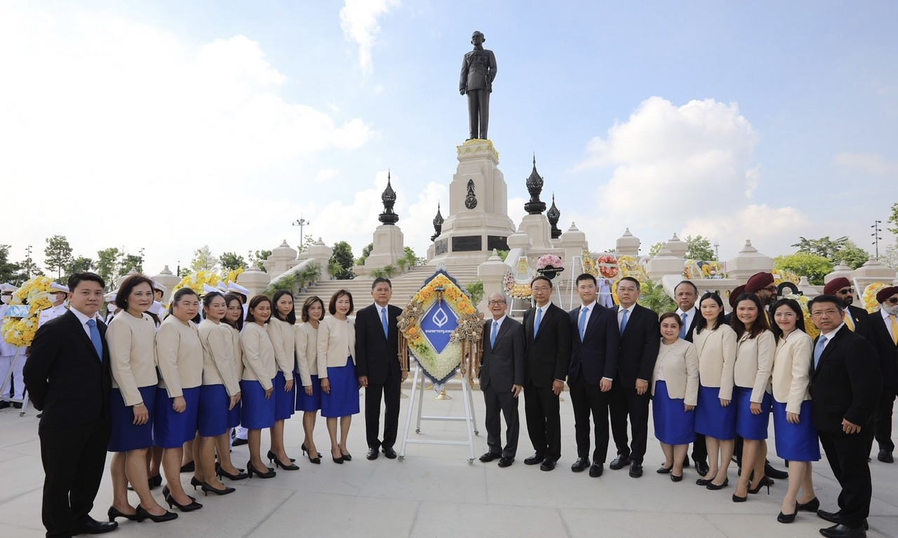 คณะผู้บริหาร และพนักงาน ธนาคารกรุงเทพ จำกัด (มหาชน)ร่วมพิธีวางพวงมาลาถวายบังคมพระบรมราชานุสาวรีย์ พระบาทสมเด็จพระบรมชนกาธิเบศร มหาภูมิพลอดุลยเดชมหาราช บรมนาถบพิตร ใน “วันนวมินทรมหาราช” พุทธศักราช 2566