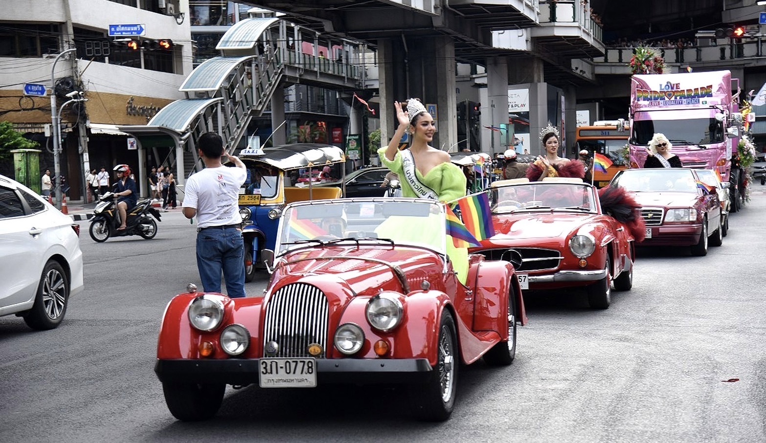 รถโบราณร่วมขบวนพาเหรดสุดยิ่งใหญ่ Love Pride Parade 2024สมาคมรถโบราณฯ ส่งรถโบราณร่วมสร้างสีสัน ในขบวนพาเหรดครั้งยิ่งใหญ่ของประเทศไทย Love Pride Parade 2024